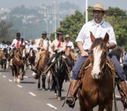 Desfile Farroupilha leva &agrave;s ruas de Porto Alegre tradi&ccedil;&otilde;es e costumes ga&uacute;chos