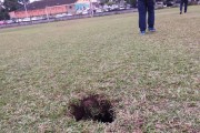 Jogo termina mais cedo devido a cratera no Campo