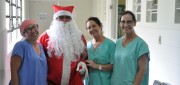 Papai Noel antecipa visita no Hospital São Donato