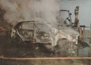 Incêndio destrói carro estacionado em garagem de transportadora