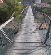 Jovem despenca de ponte pênsil e prefeitura agiliza reforma da estrutura
