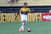 O atacante Alex Maranh&atilde;o renova contrato com o Tigre