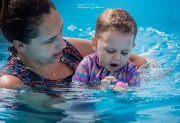 Especialista chama a atenção para a importância da natação infantil  