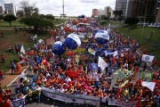 Cerca de 25 mil pessoas marcham em Bras&iacute;lia por elei&ccedil;&otilde;es
