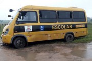 Ônibus escolar furtado de Criciúma é recuperado após atolar em Içara