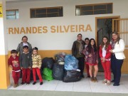 Alunos da escola de Sanga Funda entregam doações a FAI
