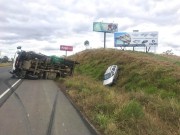 Caminhão tomba após colidir com carro na Via Rápida