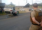 Viatura da Polícia Militar capota em perseguição em Içara