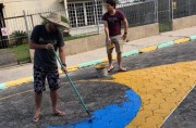 Irmãos entram no clima da copa e decoram rua com as cores do Brasil