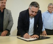 Governador assina contratos de R$ 4 milhões do Badesc Cidades
