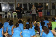 Profissional dos Estados Unidos visita o basquete da Satc