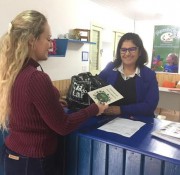 Famsid e Governo de Siderópolis entregam cartilhas sobre coleta seletiva