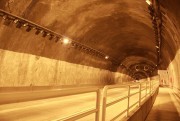 No túnel, luminárias interagem com claridade do exterior