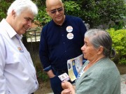D&eacute;cio e Naelti fazem caminhada e entregam material de campanha