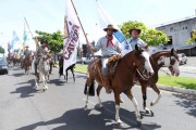 Cavalgada marca in&iacute;cio do Rodeio Internacional do Caver&aacute;