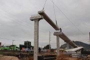 Lajes são instaladas para construção de passarela da BR-101
