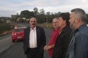 Vereadores e deputado visitam obras da SC-442