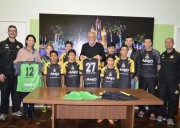 Atletas de Cocal recebem uniformes do projeto Anjos do Futsal