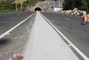 Pista no Morro do Formig&atilde;o recebe prote&ccedil;&otilde;es de concreto
