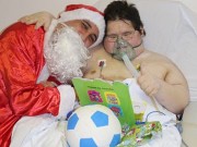 Paciente internado há 80 dias na UTI recebe visita do Papai Noel