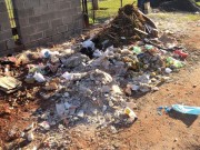 Lixo depositado em pleno passeio p&uacute;blico preocupa
