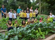 Projeto Barão Sustentável leva aula prática para a horta da escola