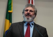 Coleta de assinaturas contra aposentadorias de ex-governadores