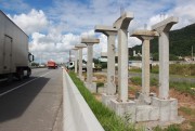Começa instalação de pilares na última passarela em obras
