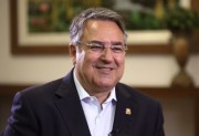 Raimundo Colombo destaca abertura do mercado de su&iacute;nos