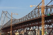 Ponte Herc&iacute;lio Luz recebe &uacute;ltima grua no v&atilde;o central
