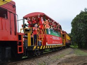 Trem de Natal da FTC passa por Sider&oacute;polis e distribui brinquedos