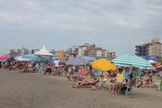 Veranistas aproveitam sol e atra&ccedil;&otilde;es na orla do Rinc&atilde;o