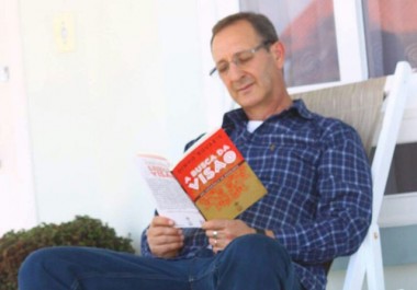 Escritor da regi&atilde;o lan&ccedil;a livro com foco no autoconhecimento