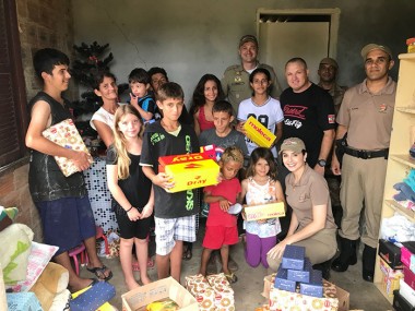 PM de Araranguá entrega mais cestas básicas e presentes
