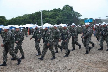 &Iacute;ndios aproveitam exerc&iacute;cios militares e pedem seguran&ccedil;a para Tabatinga