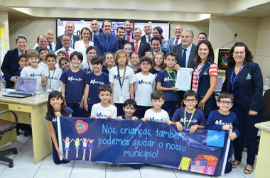 Servidora da APAE &eacute; homenageada pelos seus 40 anos de dedica&ccedil;&atilde;o