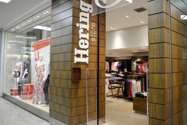 Loja Hering é reinaugurada no Shopping Della