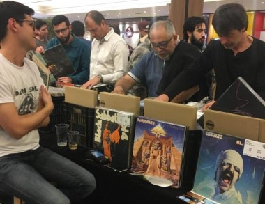 Feira de Vinil re&uacute;ne admiradores no Na&ccedil;&otilde;es Shopping