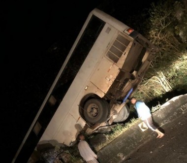 Sem freio, ônibus fica pendurado na Serra do Rio dos Rastro