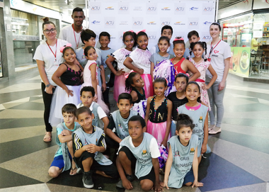 Crian&ccedil;as e adolescentes do SCFV CRAS Renascer se apresentam no Terminal Central
