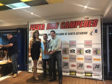 Fauesc premia piloto por t&iacute;tulo em nacional de automobilismo