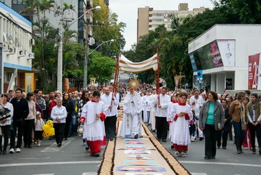 Celebração de Corpus Christi reúne milhares de fiéis na Catedral