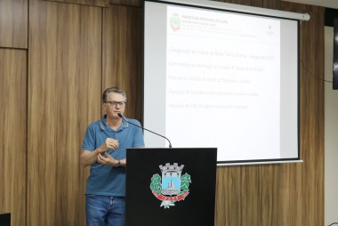 Secretaria Ac&eacute;lio apresenta relat&oacute;rios em audi&ecirc;ncia p&uacute;blica no Legislativo
