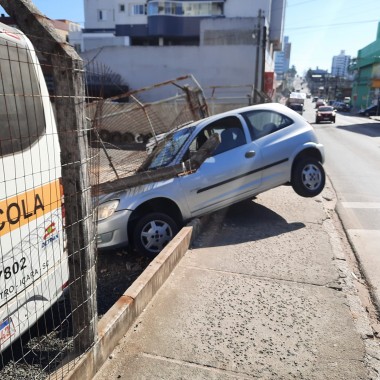 Motorista perde controle e veículo colide com cerca de alambrado em Içara (SC)