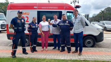 Secretaria de Saúde de Içara entrega nova ambulância ao Samu