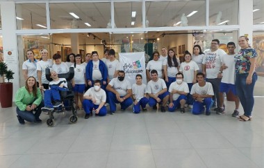 Alunos da Apae de I&ccedil;ara visitam Galeria de Arte Caio Borges 
