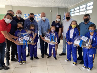 Alunos da rede municipal de ensino do Balne&aacute;rio Rinc&atilde;o ganham uniforme escolar
