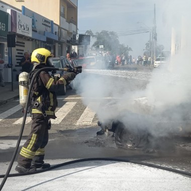 Caminhonete pega fogo em frente ao HSD no Centro de Içara (SC)