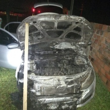 Moradores apagam fogo em carro com mangueira de jardim em Içara (SC)