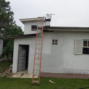 Inc&ecirc;ndio danifica parte do forro de resid&ecirc;ncia em Balne&aacute;rio Rinc&atilde;o (SC)